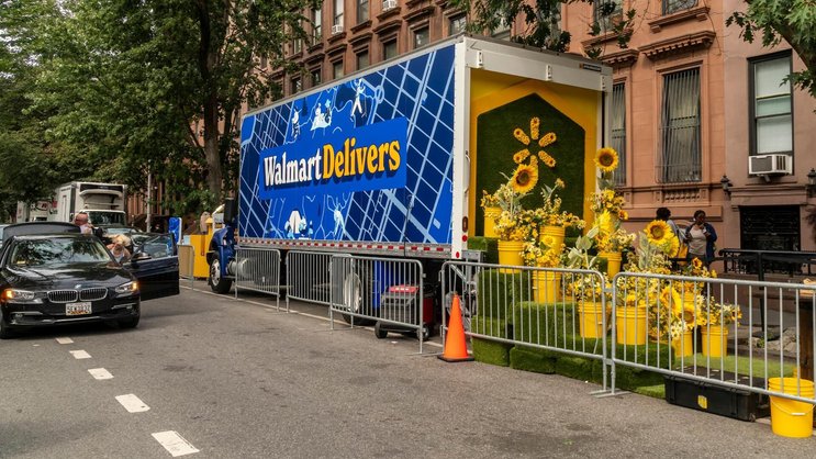 Un camion portant l'enseigne Walmart à New York.
