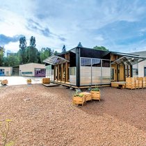 Chaque détail du prototype de cette maison de quartier solaire, baptisée NeighborHub, est conçu dans le but d’encourager les pratiques écologiques.