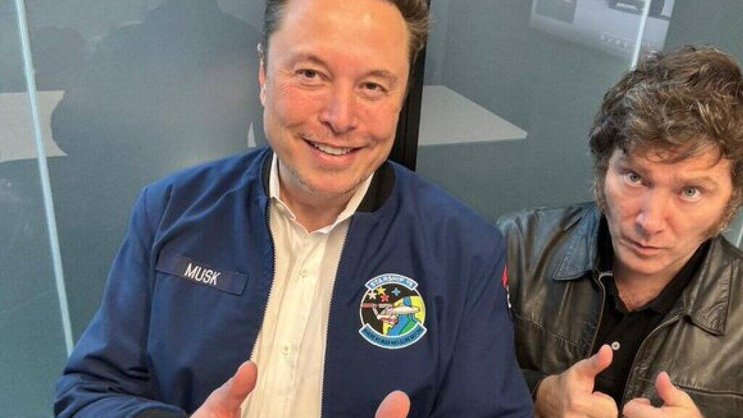 Le patron de Tesla, SpaceX et X, Elon Musk, a publié sur le réseau social une photo de lui avec le chef d'Etat argentin, Javier Milei, tous deux pouces en l'air.