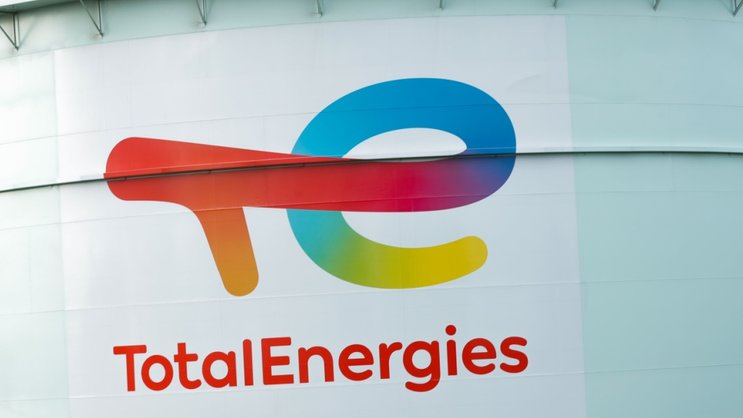 Cette année, le groupe prévoit par ailleurs 15 milliards de dollars d'investissements nets, dont environ 4 milliards "dans les énergies bas carbone", principalement l'électricité, celle issue de sources renouvelables, mais aussi des centrales à gaz, une énergie fossile.