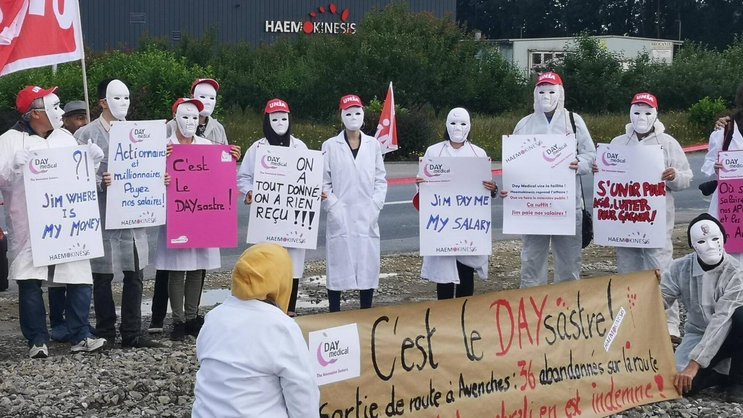 Des employés licenciés de Day Medical manifestaient le 11 juin devant le bâtiment de la société désormais appelée Haemokinesis Suisse.
