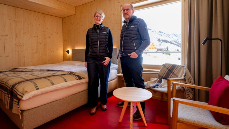 Lukas Kalbermatten (ici avec l'autre propriétaire des lieux, Esther Bellwald) tire un premier bilan positif de la fréquentation du nouvel hôtel du Lötschental (photo d'archives).