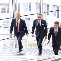 Sergio P. Ermotti, nouvellement nommé directeur général d’UBS, arrivant à une conférence de presse à Zurich le 23 mars 2023, avec le directeur général sortant, Ralph Hamers, et le président de la banque, Colm Kelleher.