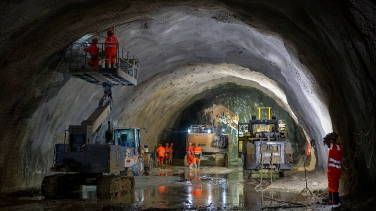 A ce jour, environ 500 mètres du tunnel de Gléresse sur les 2,13 km prévus ont été excavés. Les ouvriers doivent travailler dans l'eau et dans l'humidité