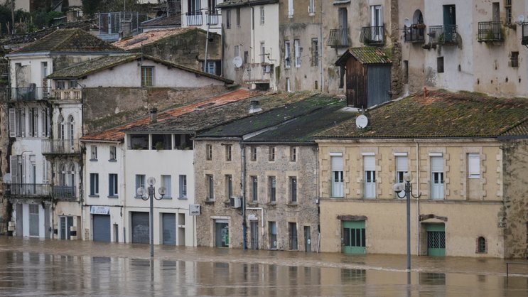 Dans le Lot-et-Garonne, les évacuations "préventives" ont concerné environ 1500 personnes, et plusieurs dizaines en Gironde, notamment à La Réole (photo) où le niveau maximum enregistré (9,85 m) est supérieur à la crue de 2021 (9,70 mètres) selon Vigicrues.