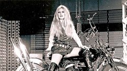 Brigitte Bardot en 1968, muse érotique de Serge Gainsbourg, fait figure de femme libéreé avec sa chanson «Harley Davidson».
