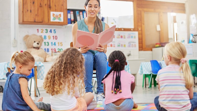 Parmi les plus chers d'Europe, les frais de crèche coûtent cher aux familles, mais aussi aux entreprises en termes de productivité et de planification. Cette mutation culturelle où le soutien à la parentalité devient un argument RH majeur.