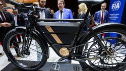 Le conseiller fédéral Albert Rösti avait fait un tour sur le stand Motosacoche en ouverture du Geneva International Motor Show en février 2024. (archive)