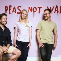 De la viande végétale à partir de fibres et de protéines issues de pois, d’avoine et de tournesol: l’équipe de Planted avec Pascal Bieri (à g.), Judith Wemmer et Lukas Böni.