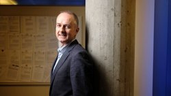 Professeur d’économie à l’Université de Lausanne, Marius Brülhart passe pour l’un des meilleurs connaisseurs des questions liées au thème de l’héritage. Spécialiste en matière de fiscalité, il est l’auteur de la publication de référence «Les héritages en Suisse: évolution depuis 1911 et importance pour les impôts», (2019) dans la revue Social Change in Switzerland. Il a conseillé plusieurs organisations de politique publique, notamment la Banque mondiale, la Commission européenne, l’OCDE et divers organismes gouvernementaux suisses.