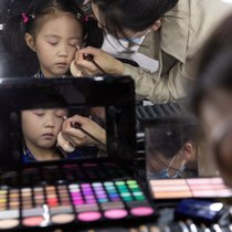 Les enfants et adolescents sont un public sensible pour ce qui relève des achats compulsifs de maquillage (archives).