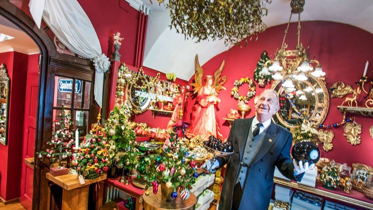 Antiquaire de formation, Johann Wanner s’est spécialisé dans les décorations de Noël artisanales à 23 ans. Fondée en 1969, la boutique qui porte son nom en a fait le fabricant le plus demandé du monde.