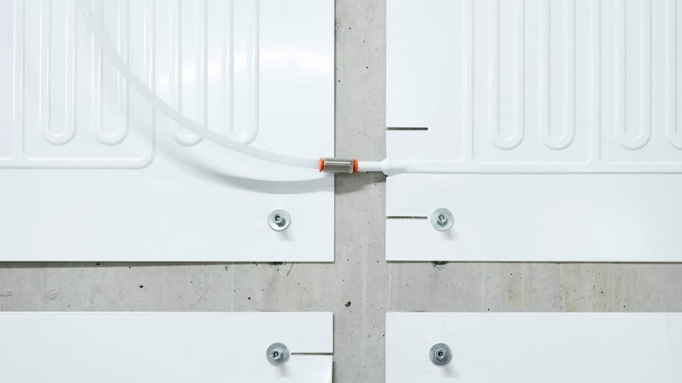 Le système ingénieux d’Enerdrape: l’eau contenue dans des panneaux ultraplats absorbe la chaleur ou le froid de l’intérieur de la terre via des parois en béton.