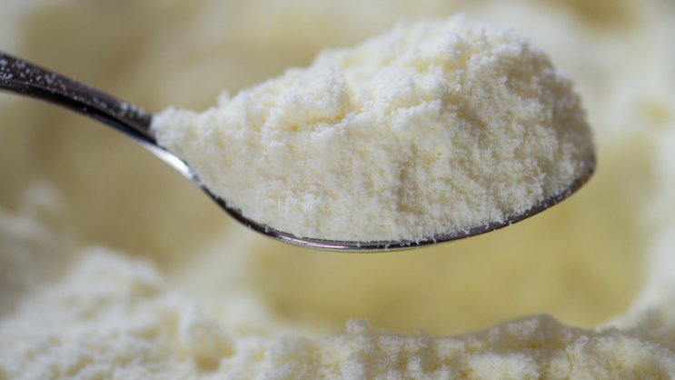 Foodwatch demande des investigations contre les entreprises impliquées dans le rappel massif de laits infantiles initié en décembre, en raison de la présence de céréulide, une toxine causée par une bactérie, dans certains lots (archives).