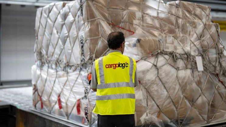 Un collaborateur de Cargologic affairé autour de marchandises à l'aéroport de Zurich, à Kloten. (Image d'illustration)