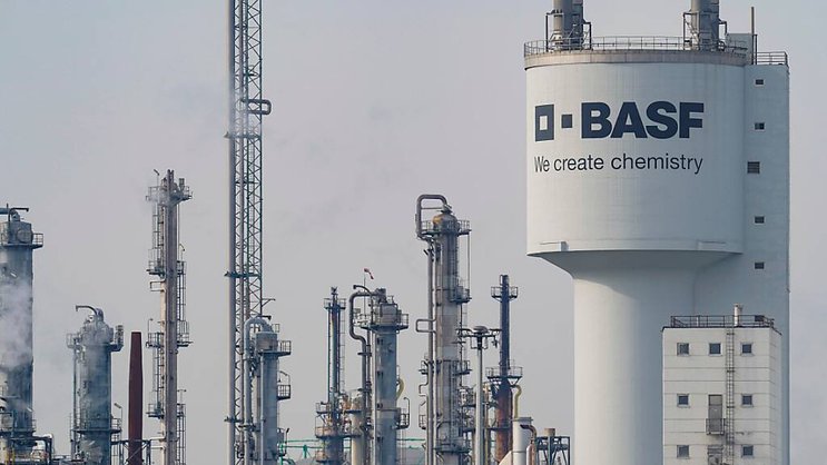 BASF, en crise depuis la hausse des prix de l'énergie, a dévoilé un nouveau plan de réduction des coûts sur son siège allemand de Ludwigshafen, prévoyant 1 milliard d'euros (environ 950 millions de francs) d'économies supplémentaires d'ici 2026, avec des suppressions de postes. (DPA/Uwe Anspach)