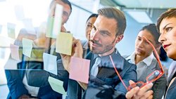 Pour les détracteurs du brain post-it, on ne fait qu'additionner les nombreuses idées, sans les associer.