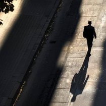 Lors d'une réorganisation, l'accent est souvent mis sur les personnes licenciées, alors que celles qui restent ont également besoin d'orientation et de soutien.

Cette illustration a été générée par le modèle d'IA Midjourney, puis vérifiée et finalisée par un être humain.