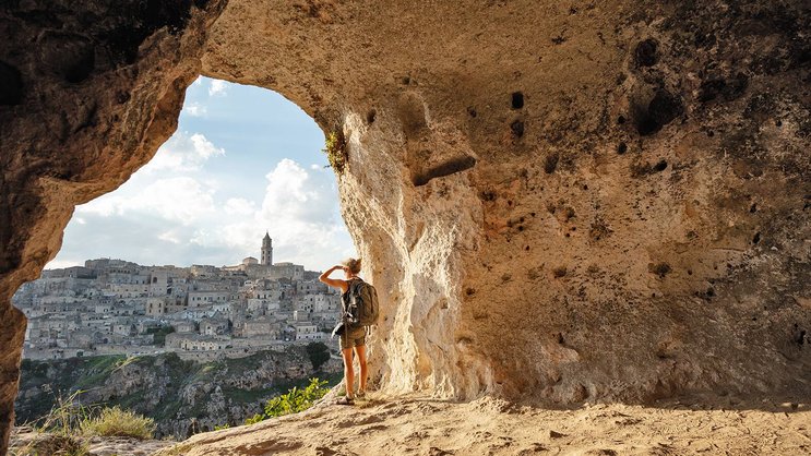 La ville de Matera, taillée dans les roches, est entourée d’impressionnants précipices, évoquant le nid d’aigle perché sur une colline.