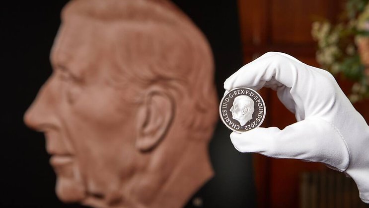 L'image du roi qui figure sur le timbre est une version adaptée du portrait créé par le sculpteur Martin Jennings pour Royal Mint, l'organisme chargé de frapper la monnaie britannique (archives).