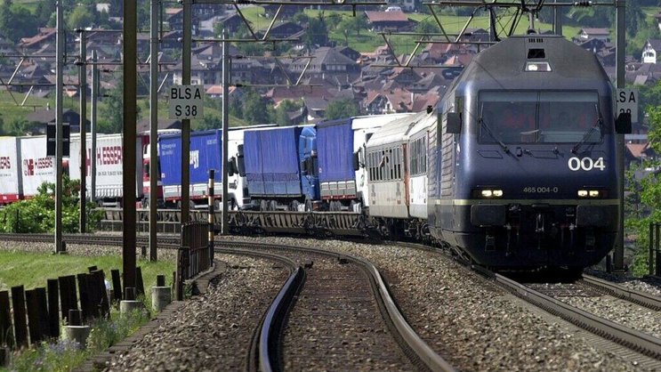 De nombreux camions font le transit à travers les Alpes suisses à bord d'un train (Archives).