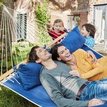 Se détendre dans un hamac et se laisser bercer par les enfants: voilà comment fonctionne l'éducation horizontale.