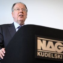 L'histoire de l'enregistreur portable Nagra commence avec un Polonais réfugié, Stefan Kudelski.  Son fils André Kudelski a repris la tête du groupe en 1991. Photo: lors d'une conférence de presse à Cheseaux (VD) en février 2023.