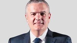CEO de Hublot depuis 2012, Ricardo Guadalupe est remplacé par Julien Tornare, jusque-là CEO de TAG Heuer, autre marque de montres appartenant au groupe LVMH. 
