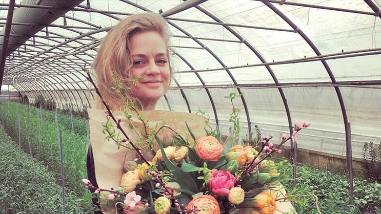 Gaëlle De Lafontaine, floricultrice à Anières (GE), et son père se battent pour subvenir à leurs besoins.