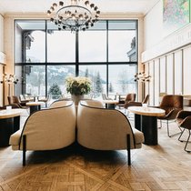 L’hôtel Ermitage offre un accueil chaleureux et familial, où tout est mis en oeuvre pour que les hôtes se sentent comme à la maison dans une ambiance détendue et confortable. L’hôtel cultive une «Swiss touch» qui se retrouve aussi bien dans la décoration des chambres que dans l’assiette, même si le chef d’origine napolitaine teinte ses plats d’influences méditerranéennes. Un régal.