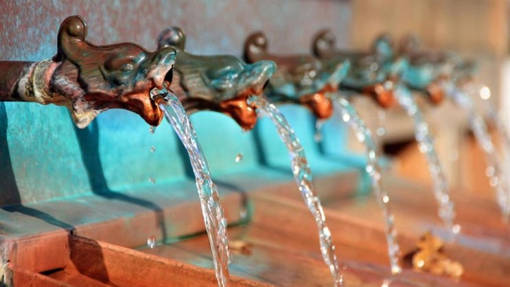 Comme les gargouilles historiques de cette fontaine, les entreprises distribuent généreusement des dividendes.