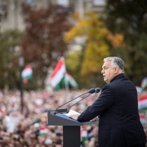 Le Premier ministre hongrois Viktor Orban a indiqué vendredi que son pays allait chercher des moyens de "contourner" les sanctions américaines contre deux géants des hydrocarbures russes (archives).