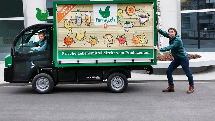 La voiture électrique Farmy fait désormais partie intégrante du paysage suisse: Tobias Schubert (à gauche, en entretien) et Roman Hartmann (à droite) ont fondé cette entreprise à succès – notamment avec l’aide d’UBS.