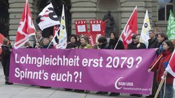 Malgré l'opposition des syndicats, les analyses actuelles ne démontrent aucune discrimination salariale systématique.