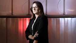 Margaux Peltier n’avait pas encore 30 ans lorsqu’elle a fondé Enerdrape avec sa professeure et son directeur de thèse. Son travail de master portait déjà sur les échanges entre l’air, le sol et le béton.