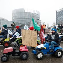 Des centaines d'agriculteurs étaient réunis à Strasbourg, à bord de tracteurs, pour dire leur hostilité à l'accord, signé samedi au Paraguay.