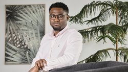 Achille Yomi, fondateur et CEO de Scenario X, a fondé sa start-up en 2021, spécialisée dans les prévisions d’événements négatifs pour répondre à un besoin des banques.