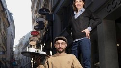 Nicolas Presti milite au sein de Renovate Switzerland, un mouvement de résistance civile pour le climat qui s’illustre par des actions fortes telles que le blocage des routes, dans une démarche non violente. Il travaille comme serveur au restaurant végétarien et végane L’éc(h)o à Lausanne où il n’a jamais caché ses activités de militant. La directrice, Zeina Ahdab, estime que les compétences professionnelles de son employé l’ont motivée à dépasser ses craintes.
