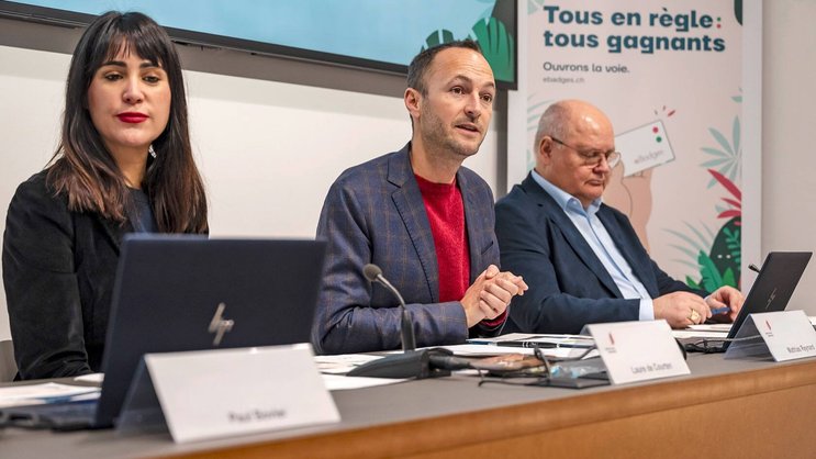 De g. à dr.: Laure de Courten, cheffe de l'inspection cantonale de l'emploi et de l'aide sociale, Mathias Reynard, conseiller d'Etat valaisan, Niklaus Furger, représentant des communes, lors d'une conference de presse sur le 6 décembre 2024.