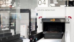 Grâce à la nouvelle infrastructure de contrôles, les liquides peuvent rester dans les bagages à main et les bacs qui transportent ces derniers sont ramenés automatiquement à leur point de départ, une fois vidés.