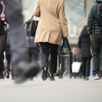 Un enjeu de rétention des talents: en Suisse, de nombreuses femmes réduisent leur temps de travail ou freinent leur carrière à cause des symptômes de la ménopause. Face à la pénurie de main-d'œuvre, les entreprises apprennent à briser ce tabou pour garder leurs collaboratrices expérimentées.
