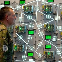 Un militaire regarde une représentation numérique de l’Estonie lors de l’exercice Locked Shields, à Tallinn, en avril 2024, organisé par le Centre d’excellence de cyberdéfense coopérative de l’OTAN.