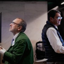 Les marchés financiers rappellent que la richesse ne garantit ni la sérénité ni le bonheur, mais amplifie surtout les choix et les comportements humains.