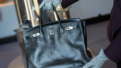 Le sac Hermès de Jane Birkin vendu vendredi devient le deuxième sac le plus cher jamais adjugé aux enchères.