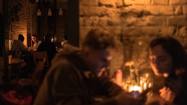 A Kiev, malgré les coupures d'électricité et les frappes russes, les habitants essayent de vivre au quotidien, comme ici dans ce restaurant. Mais le maire de la ville leur a demandé de conserver leurs provisions et d'envisager de déménager temporairement en cas de perte totale d'électricité.
