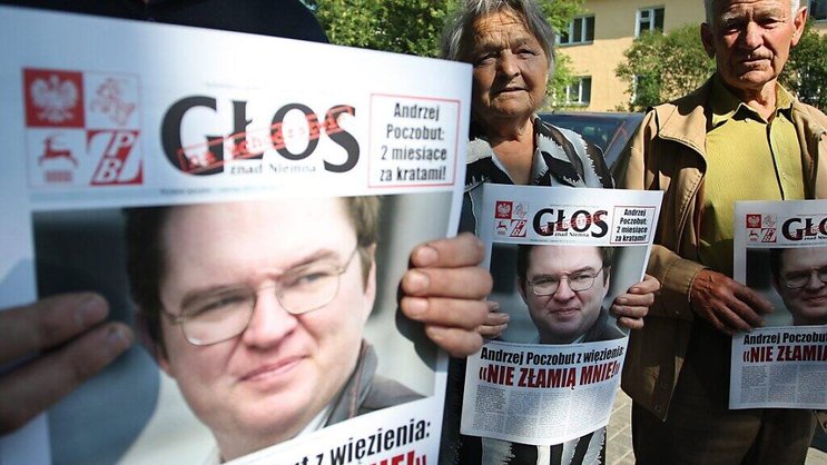 Des sympathisants d'Andrzej Poczobut présentent des pancartes à l'effigie du journaliste sur le parvis de la Cour suprême bélarusse. (archives)