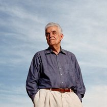 Près de dix ans après sa mort, René Girard est devenu l’un des maîtres à penser les plus influents dans les cénacles du pouvoir américain. Il soutenait que le désir humain est mimétique: nous ne désirons pas spontanément, mais imitons la convoitise des autres, ce qui engendre rivalité et conflit.