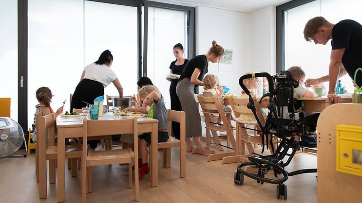 L'accueil extra-familial doit être pérennisé à long terme. Une commission parlementaire propose une nouvelle allocation de garde (illustration).