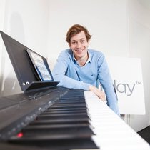Alexis Steinmann a cofondé la société avec son père, Thomas, en 2012. Tous deux jouent d’un instrument de musique.