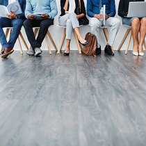 Selon certains experts, la moitié de la décision lors d'un entretien d'embauche repose sur… la tête du client.